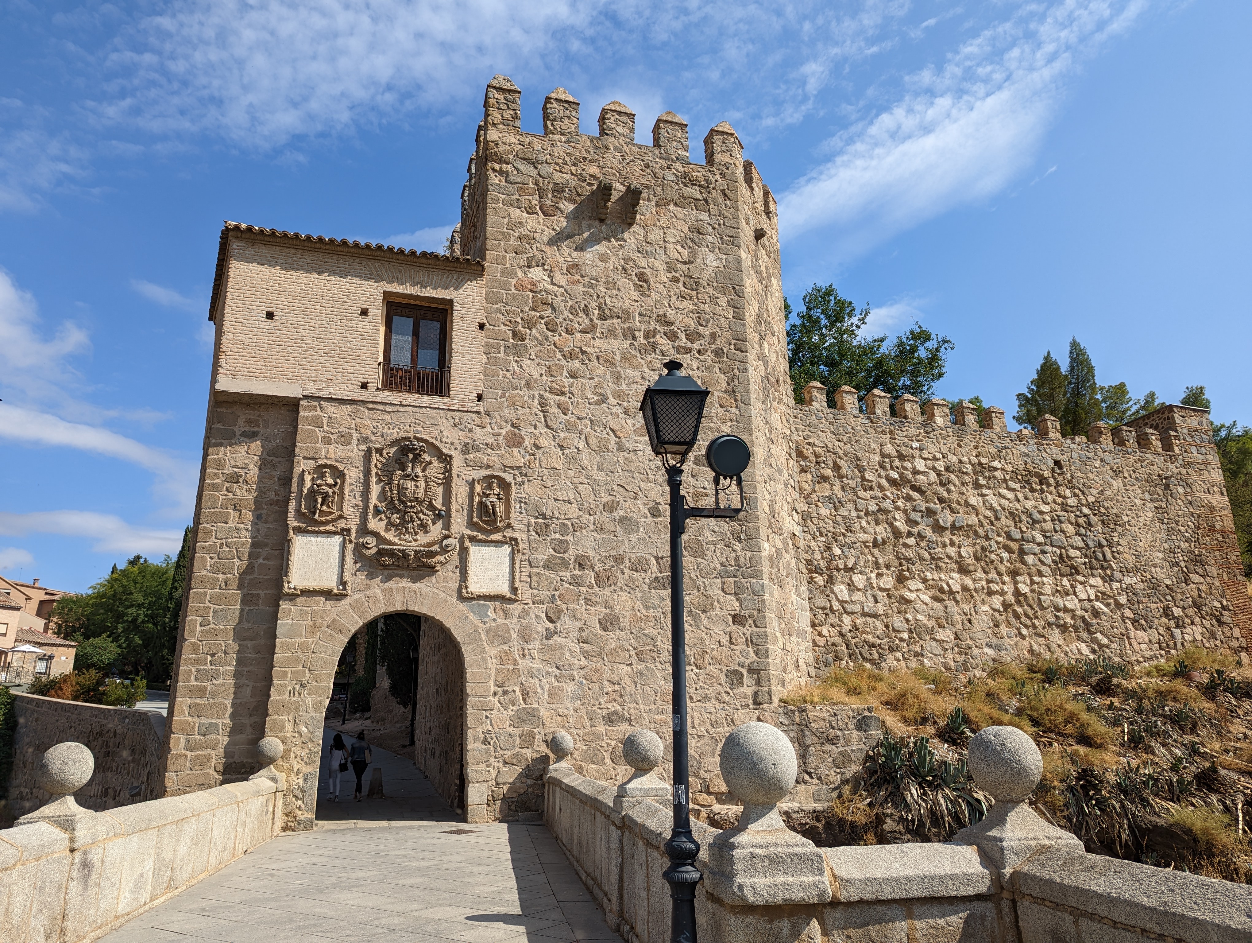 Vista nocturna del puente